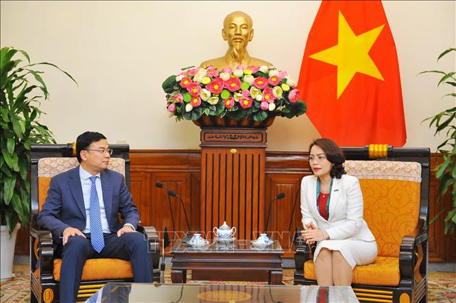 Trong ảnh: Thứ trưởng Bộ Ngoại giao Phạm Quang Hiệu trao đổi công việc với bà Hương Trần Kiều Dung, Phó Chủ tịch Thường trực Tập đoàn FLC, Phó Chủ tịch Hãng hàng không Bamboo Airways. Ảnh: Minh Đức – TTXVN