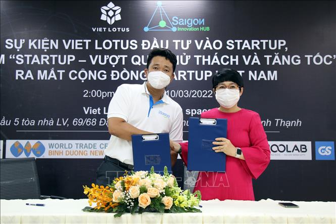 Trong ảnh: Đại diện Viet Lotus và Newee ký kết đầu tư. Ảnh: Tiến Lực – TTXVN