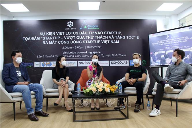 Trong ảnh: Các chuyên gia, startup chia sẻ kinh nghiệm vượt qua thách thức, khó khăn trong các dự án khởi nghiệp. Ảnh: Tiến Lực – TTXVN