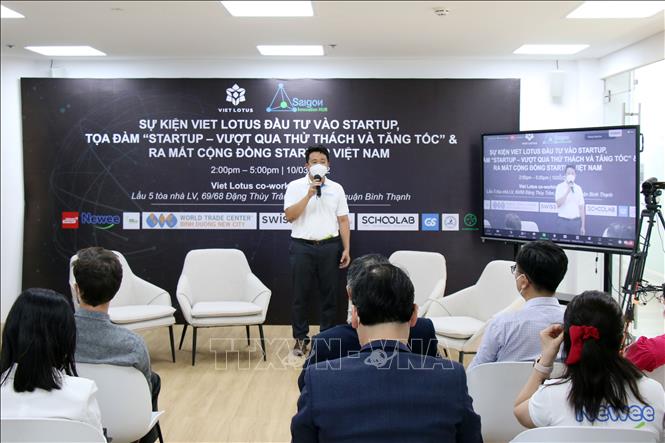 Trong ảnh: Nhà sáng lập Newee chia sẻ lại lễ ký kết đầu tư. Ảnh: Tiến Lực – TTXVN