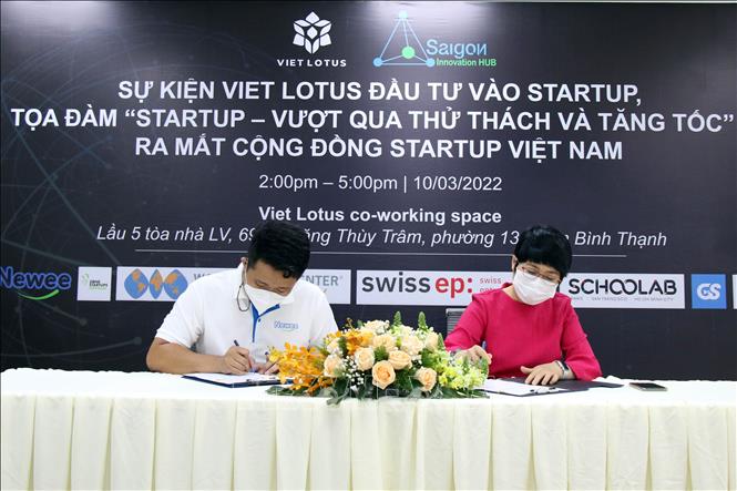 Trong ảnh: Đại diện Viet Lotus và Newee ký kết đầu tư. Ảnh: Tiến Lực – TTXVN
