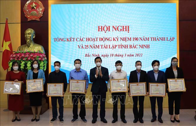 Các tập thể, cá nhân có thành tích xuất sắc trong công tác phục vụ các hoạt động kỷ niệm 190 năm thành lập và 25 năm tái lập tỉnh Bắc Ninh được khen thưởng. Ảnh: Thanh Thương- TTXVN