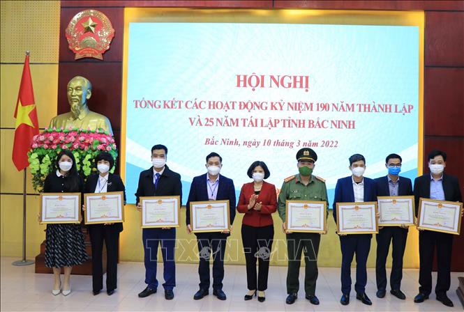 Các tập thể, cá nhân có thành tích xuất sắc trong công tác phục vụ các hoạt động kỷ niệm 190 năm thành lập và 25 năm tái lập tỉnh Bắc Ninh được khen thưởng. Ảnh: Thanh Thương- TTXVN