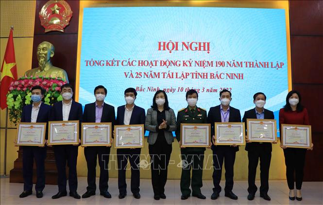 Các tập thể, cá nhân có thành tích xuất sắc trong công tác phục vụ các hoạt động kỷ niệm 190 năm thành lập và 25 năm tái lập tỉnh Bắc Ninh được khen thưởng. Ảnh: Thanh Thương- TTXVN