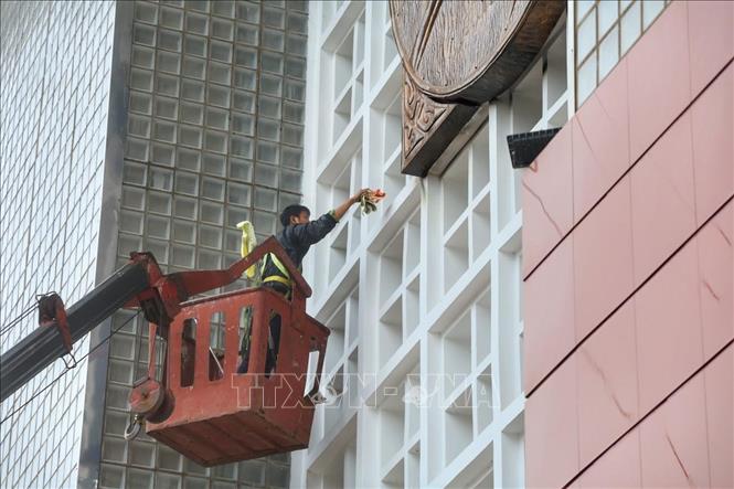 Công nhân vệ sinh khẩn trương lau dọn Cung Thể thao Quần Ngựa. Ảnh: Tuấn Đức - TTXVN
