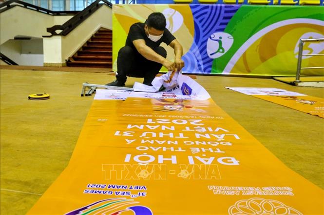 Chuẩn bị các băng rôn phục vụ công tác tuyên truyền. Ảnh: Tuấn Đức - TTXVN