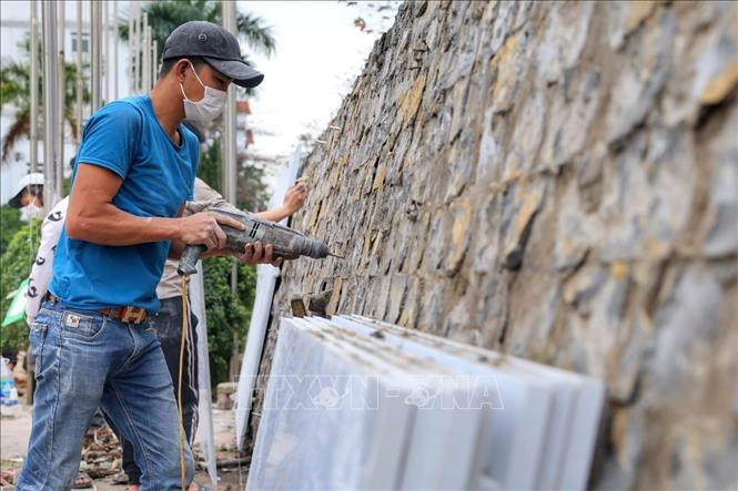 Nâng cấp, sửa chữa các hạng mục đảm bảo tính thẩm mỹ và an toàn. Ảnh: Tuấn Đức - TTXVN