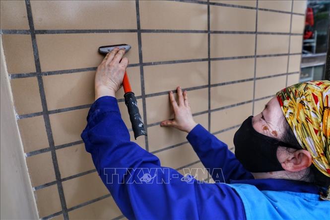 Công nhân vệ sinh khẩn trương lau dọn Cung Thể thao Quần Ngựa. Ảnh: Tuấn Đức - TTXVN