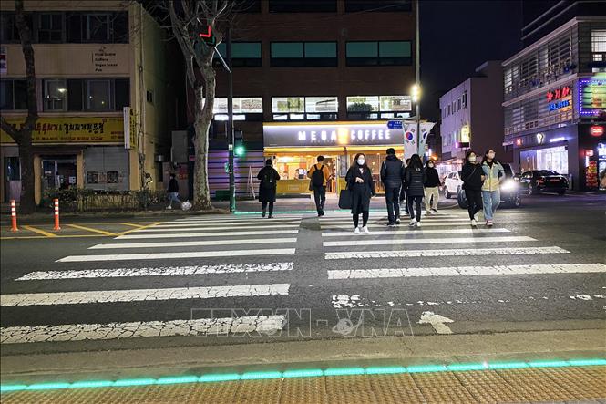 Hệ thống đèn giao thông Led mặt đất dành cho người đi bộ ở quận Seongbuk, Seoul. Ảnh: Anh Nguyên, PV TTXVN tại Hàn Quốc.