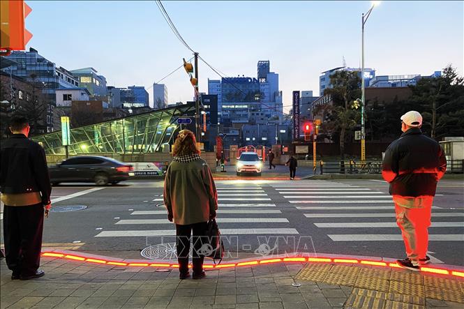 Hệ thống đèn giao thông Led mặt đất dành cho người đi bộ ở quận Dongdaemun, trung tâm Seoul. Ảnh: Anh Nguyên, PV TTXVN tại Hàn Quốc.