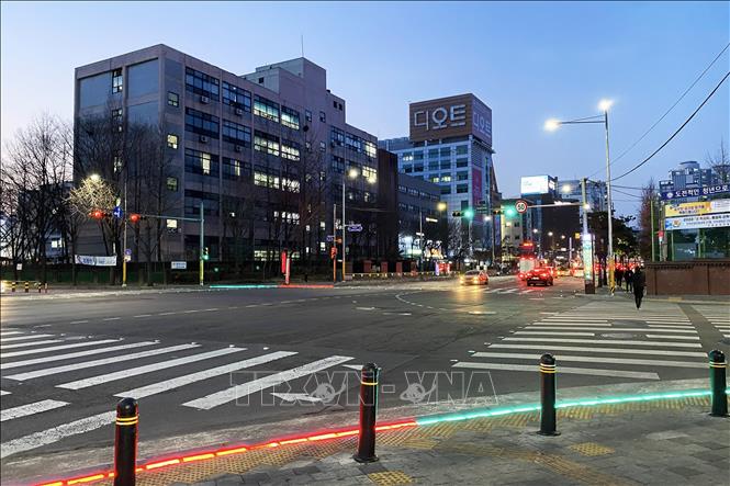 Hệ thống đèn giao thông Led mặt đất dành cho người đi bộ ở quận Dongdaemun, trung tâm Seoul. Ảnh: Anh Nguyên, PV TTXVN tại Hàn Quốc. Ảnh: Anh Nguyên - TTXVN
