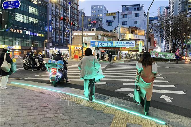 Hệ thống đèn giao thông Led mặt đất dành cho người đi bộ ở quận Dongdaemun, trung tâm Seoul. Ảnh: Anh Nguyên, PV TTXVN tại Hàn Quốc. 