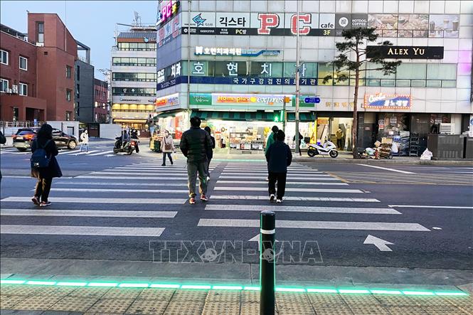 Hệ thống đèn giao thông Led mặt đất dành cho người đi bộ ở quận Dongdaemun, trung tâm Seoul. Ảnh: Anh Nguyên, PV TTXVN tại Hàn Quốc.