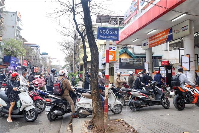 Người dân xếp hàng tràn ra cả lòng đường tại trạm xăng phố Khâm Thiên. Ảnh: Tuấn Đức - TTXVN