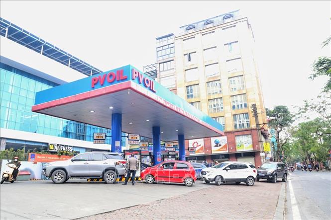 Ô tô nối đuôi nhau tại trạm xăng Thái Thịnh. Ảnh: Tuấn Đức - TTXVN