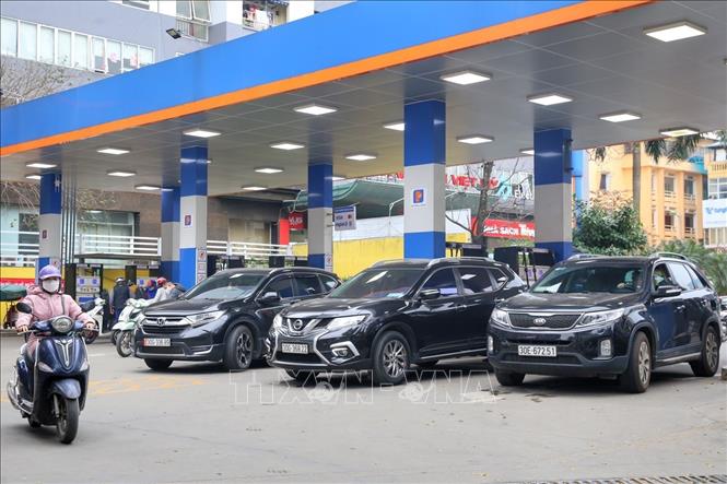 Nhiều lượt ô tô mua xăng tại trạm xăng Nam Đồng. Ảnh: Tuấn Đức - TTXVN