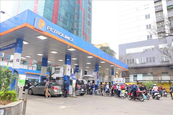 Người dân xếp hàng mua xăng tại trạm xăng Nam Đồng. Ảnh: Tuấn Đức - TTXVN