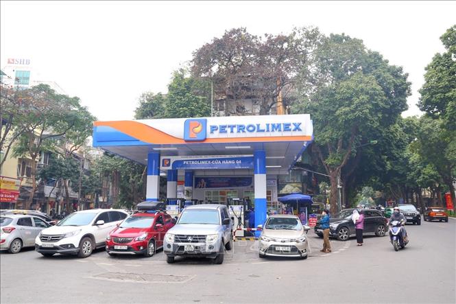 Nhiều lượt ô tô mua xăng tại trạm xăng Trần Hưng Đạo. Ảnh: Tuấn Đức - TTXVN