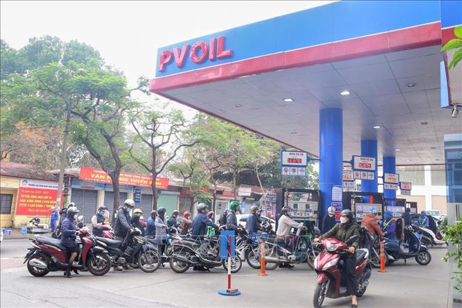 Người dân xếp hàng mua xăng tại trạm xăng Thái Thịnh. Ảnh: Tuấn Đức - TTXVN