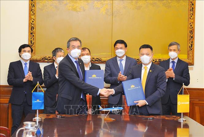 Sun Group and Vietnam Airlines sign a cooperation agreement on supporting the repatriation of Vietnamese people and their family members from war areas in Ukraine back home. VNA Photo: Minh Đức
