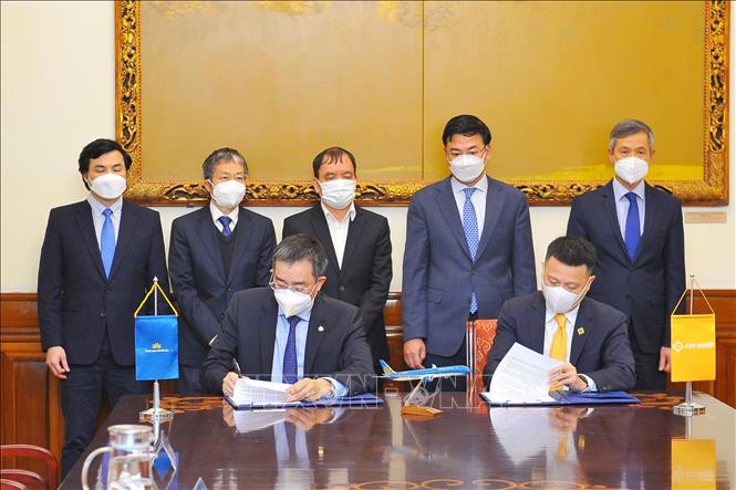 Sun Group and Vietnam Airlines sign a cooperation agreement on supporting the repatriation of Vietnamese people and their family members from war areas in Ukraine back home. VNA Photo: Minh Đức