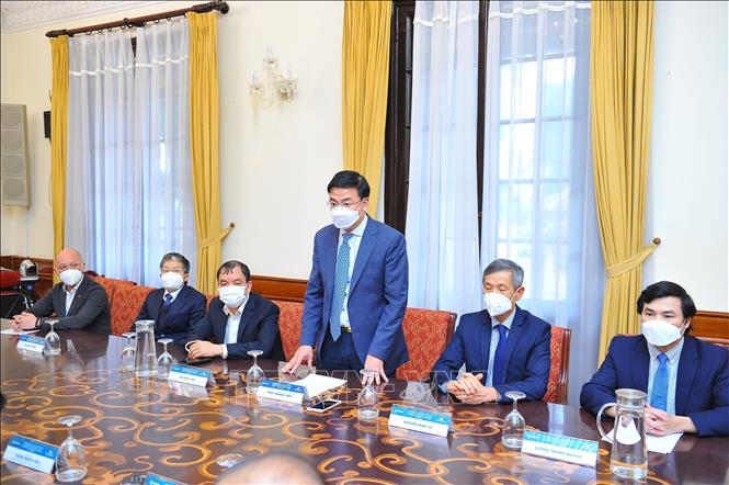 Deputy Minister of Foreign Affairs Pham Quang Hieu, who is also Chairman of the State Committee for Overseas Vietnamese Affairs speaks at the signing ceremony. VNA 