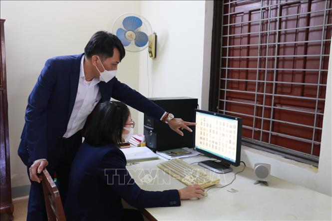 Trong ảnh: Hơn 10.000 tài liệu, hiện vật ở Khu di tích Kim Liên đã được số hóa. Ảnh: Bích Huệ - TTXVN