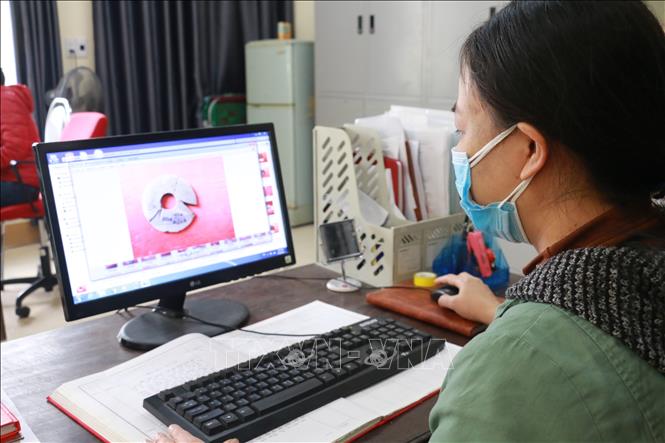 Trong ảnh: Nhân viên Bảo tàng Nghệ An sắp xếp lại các tư liệu đã được số hóa. Ảnh: Bích Huệ - TTXVN