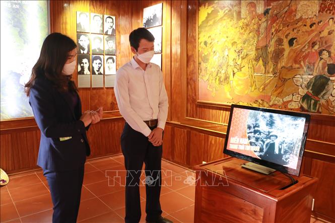 Trong ảnh: Ứng dụng màn hình chạm tại Nhà trưng bày hiện vật - Khu di tích Kim Liên giúp du khách dễ dàng truy cập các tư liệu. Ảnh: Bích Huệ - TTXVN