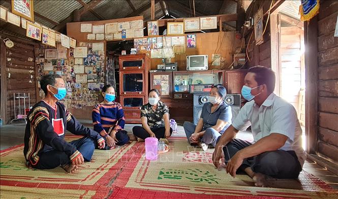 Trong ảnh: Gia đình ông Nay Trơ, làng Rbai, xã Ia Piar, huyện Phú Thiện (Gia Lai) là một trong những điển hình tiêu biểu của gia đình hiếu học trong làng với 8 đứa con đều đã tốt nghiệp đại học, cao đẳng. Ảnh: Hồng Điệp - TTXVN