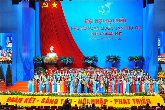 The Executive Committee of the Vietnam Women’s Union for the 2022-2027 term makes debut at the congress’s closing ceremony. VNA Photo 