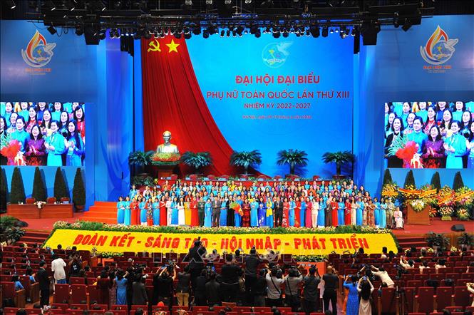 The Executive Committee of the Vietnam Women’s Union for the 2022-2027 term makes debut at the congress’s closing ceremony. VNA Photo 