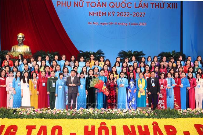 The Executive Committee of the Vietnam Women’s Union for the 2022-2027 term makes debut at the congress’s closing ceremony. VNA Photo 