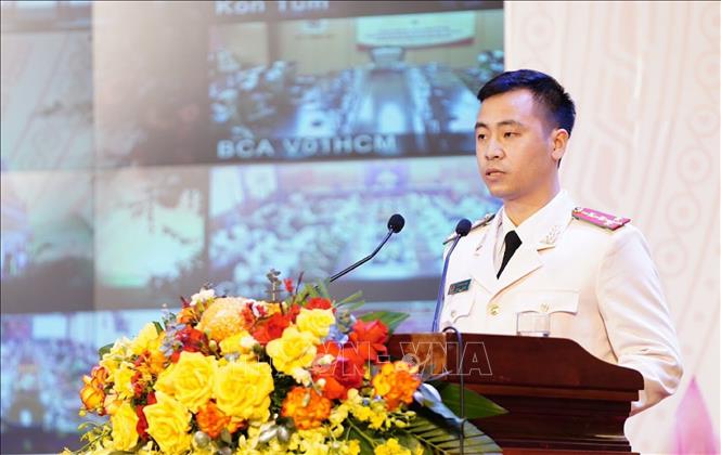 Trong ảnh: Đại úy Lê Xuân Nam phát biểu tại buổi lễ đón nhận Huân Chương chiến công. Ảnh: TTXVN phát