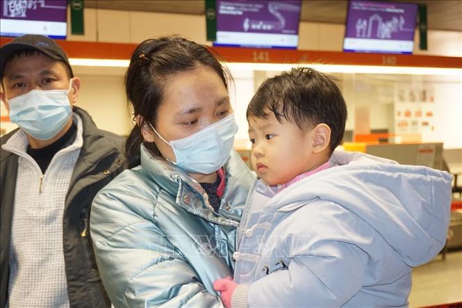 Photo: Vietnamese expats at Warsaw's Chopin airport on March 9. VNA Photo: Hồng Kỳ