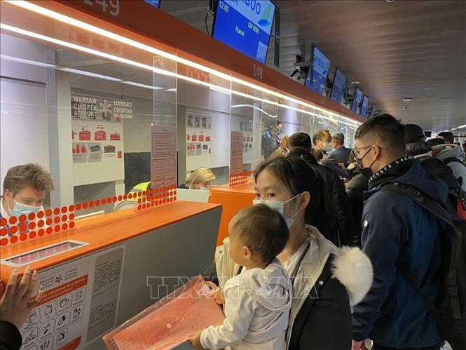 Photo: Vietnamese expats check in at Warsaw's Chopin airport on March 9. VNA Photo: Hồng Kỳ