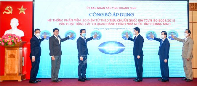 Trong ảnh: Các đại biểu bấm nút công bố  Hệ thống phần mềm ISO điện tử theo tiêu chuẩn Việt Nam ISO 9001:2015 vào hoạt động của cơ quan hành chính nhà nước trên địa bàn toàn tỉnh. Ảnh: Thanh Vân-TTXVN