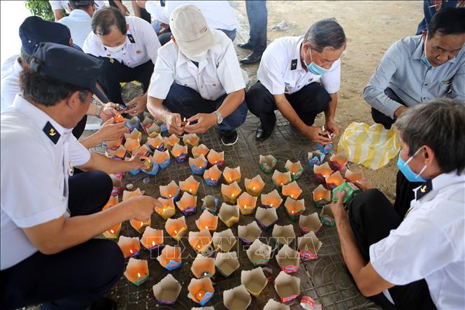 Trong ảnh: Thắp hoa đăng tưởng nhớ các liệt sĩ hy sinh tại đảo Gạc Ma tại buổi lễ. Ảnh: Trần Lê Lâm - TTXVN 