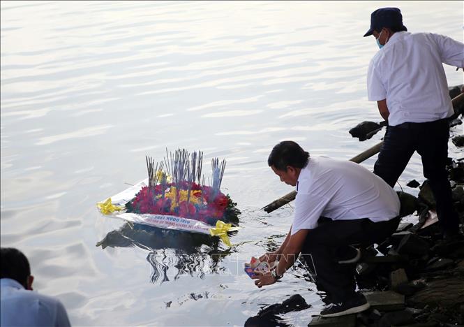 Trong ảnh: Dâng hương, thả hoa đăng tưởng niệm các Liệt sĩ hy sinh tại đảo Gạc Ma trên sông Hàn (Đà Nẵng). Ảnh: Trần Lê Lâm - TTXVN 