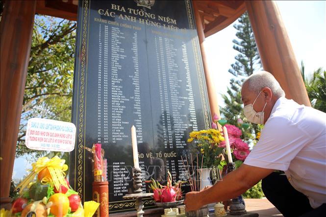 Trong ảnh: Đồng đội thắp hương tưởng nhớ các Liệt sĩ hy sinh tại đảo Gạc Ma ngày 14/3/1988 tại buổi lễ tưởng niệm ở thành phố Đà Nẵng. Ảnh: Trần Lê Lâm - TTXVN 
