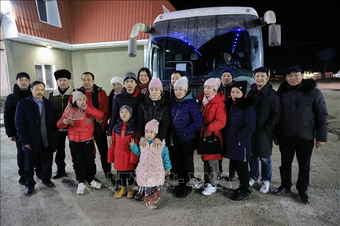 Trong anh: đoàn công tác Đại sứ quán Việt Nam tại Nga và Hội người Việt Nam tại thành phố Krasnodar phối hợp đón 14 công dân Việt Nam sơ tán từ vùng chiến sự ở Ukraine về tỉnh Krasnodar của Liên bang Nga. Ảnh: Trần Hiếu - PV TTXVN tại Nga