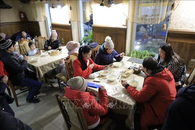 Trong anh: Cộng đồng người Việt Nam tại Krasnodar hỗ trợ mọi chi phí ăn ở và xe đưa đón bà con trong thời gian chờ làm thủ tục để chờ chuyến bay sớm nhất về Việt Nam. Ảnh: Trần Hiếu - PV TTXVN tại Nga