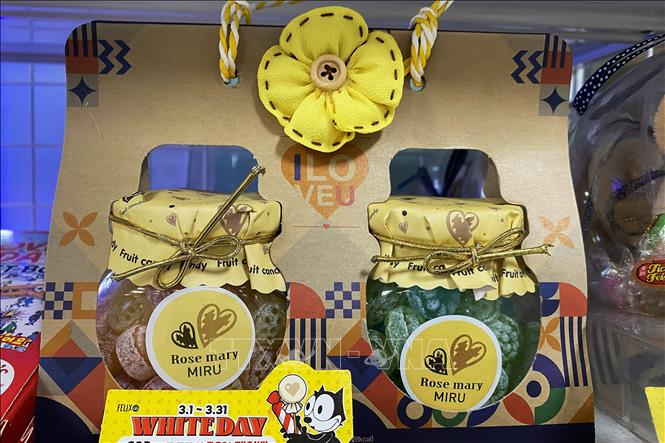 Quà tặng cho ngày Lễ tình nhân Trắng ở Hàn Quốc là những túi kẹo xinh xắn với thông điệp của tình yêu. Ảnh: Anh Nguyên - PV TTXVN tại Hàn Quốc
