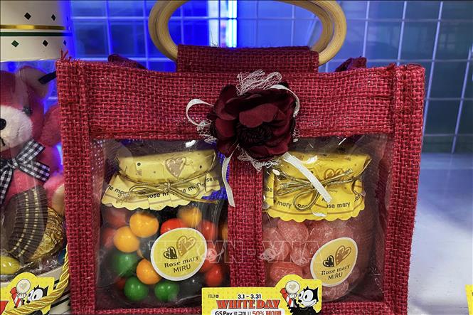 Quà tặng cho ngày Lễ tình nhân Trắng ở Hàn Quốc là những túi kẹo xinh xắn với thông điệp của tình yêu. Ảnh: Anh Nguyên - PV TTXVN tại Hàn Quốc
