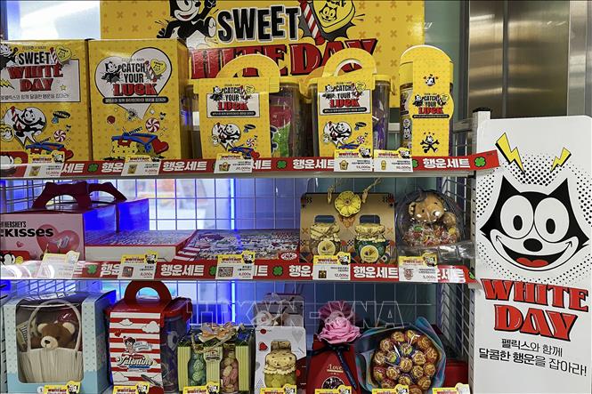 Quà tặng cho ngày Lễ tình nhân Trắng ở Hàn Quốc là những túi kẹo xinh xắn với thông điệp của tình yêu. Ảnh: Anh Nguyên - PV TTXVN tại Hàn Quốc
