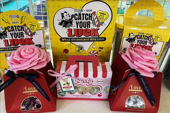 Quà tặng cho ngày Lễ tình nhân Trắng ở Hàn Quốc là những túi kẹo xinh xắn với thông điệp của tình yêu. Ảnh: Anh Nguyên - PV TTXVN tại Hàn Quốc
