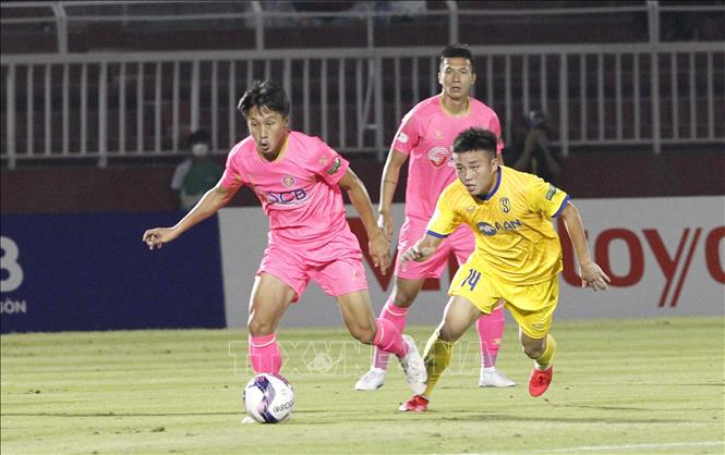 Trong ảnh: Pha tranh bóng giữa các cầu thủ giữa đội chủ nhà Sài Gòn FC (áo hồng) và đội Sông Lam Nghệ An (áo vàng). Ảnh: Thanh Vũ-TTXVN
