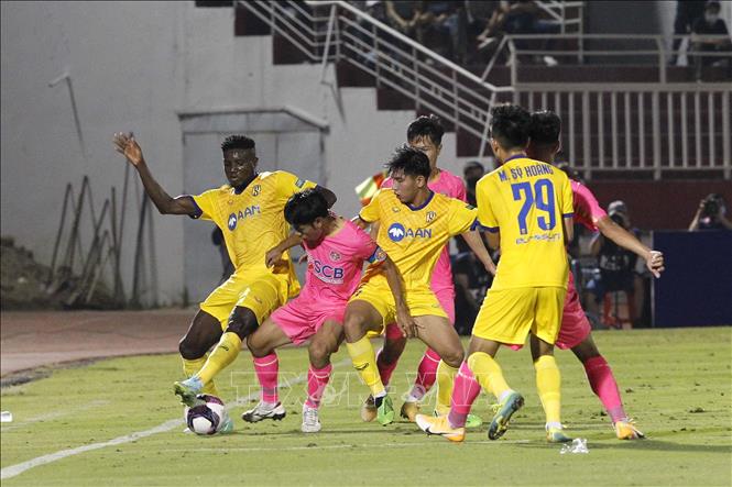 Trong ảnh: Pha tranh bóng giữa các cầu thủ giữa đội chủ nhà Sài Gòn FC (áo hồng) và đội Sông Lam Nghệ An (áo vàng). Ảnh: Thanh Vũ-TTXVN
