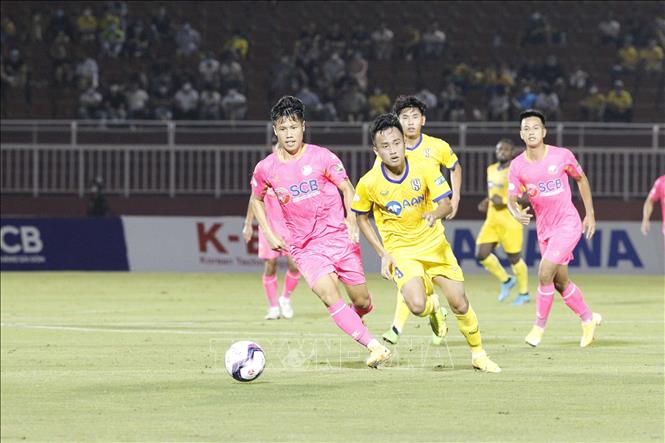 Trong ảnh: Pha tranh bóng giữa các cầu thủ giữa đội chủ nhà Sài Gòn FC (áo hồng) và đội Sông Lam Nghệ An (áo vàng). Ảnh: Thanh Vũ-TTXVN
