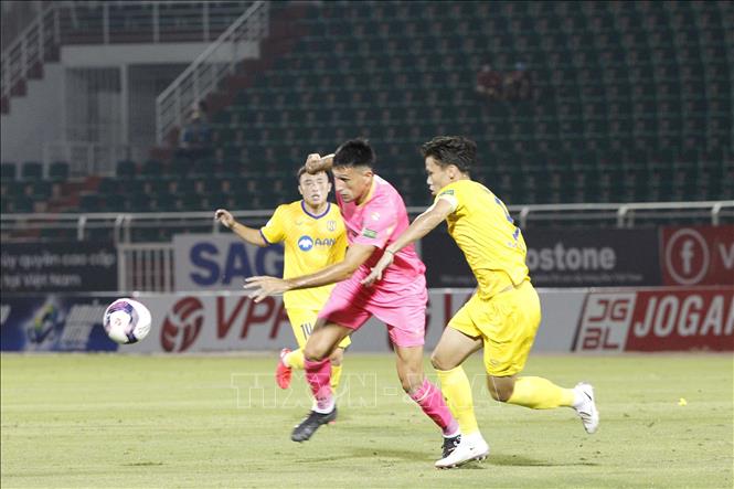 Trong ảnh: Pha tranh bóng giữa các cầu thủ giữa đội chủ nhà Sài Gòn FC (áo hồng) và đội Sông Lam Nghệ An (áo vàng). Ảnh: Thanh Vũ-TTXVN
